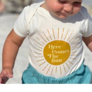 “Here Comes the Sun” onesie | EMERSON & FRIENDS | 6-12 months